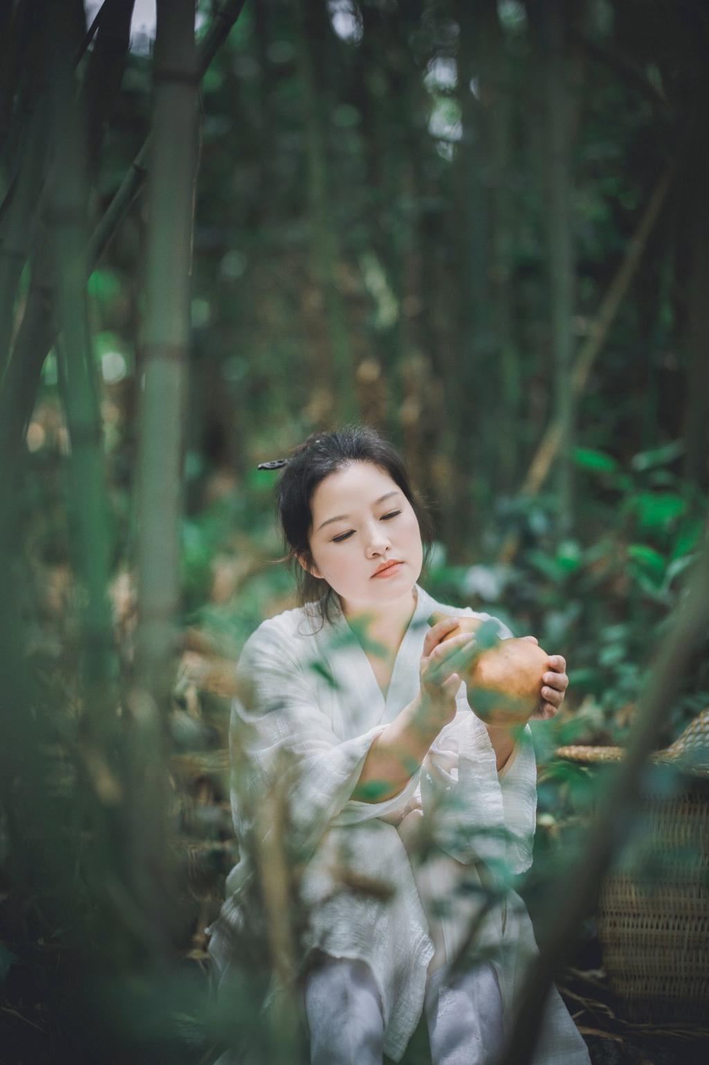 圆脸古装美女竹林森系古风图片