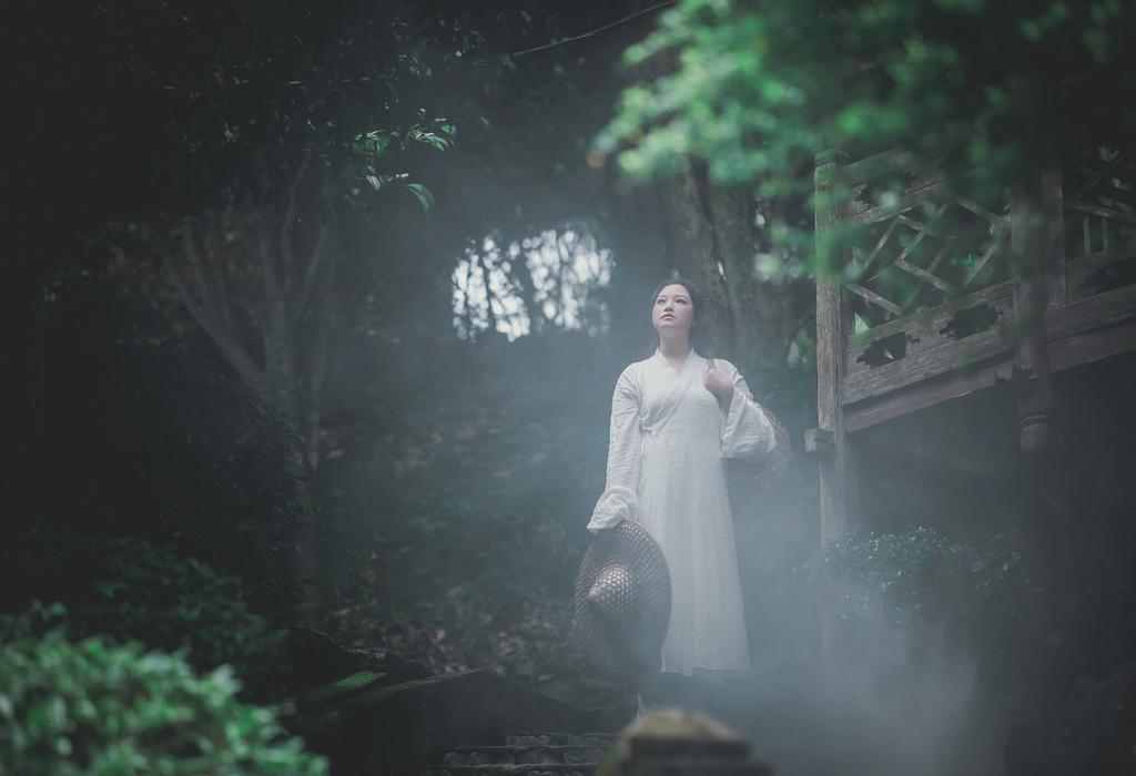 圆脸古装美女竹林森系古风图片