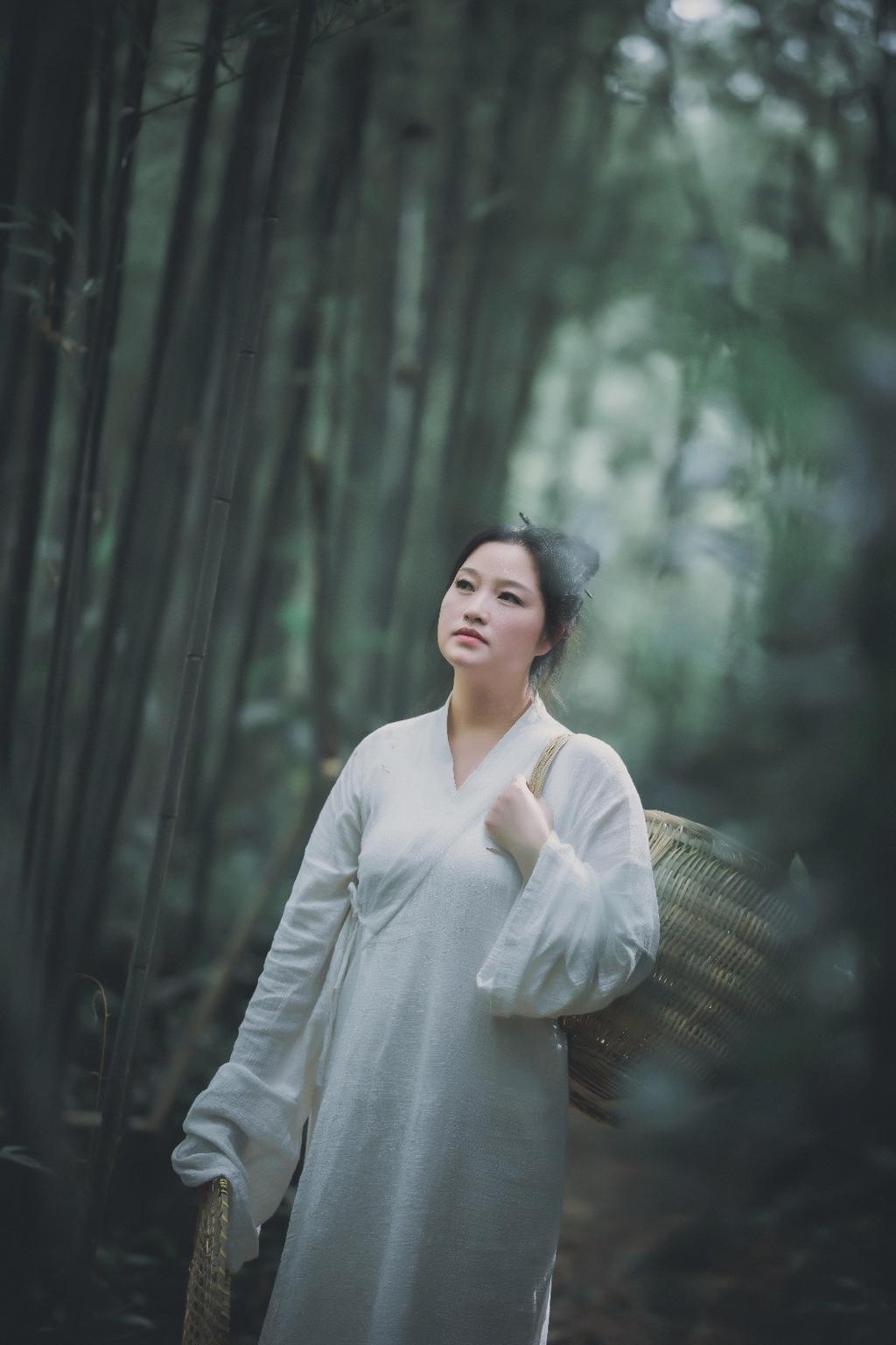 圆脸古装美女竹林森系古风图片