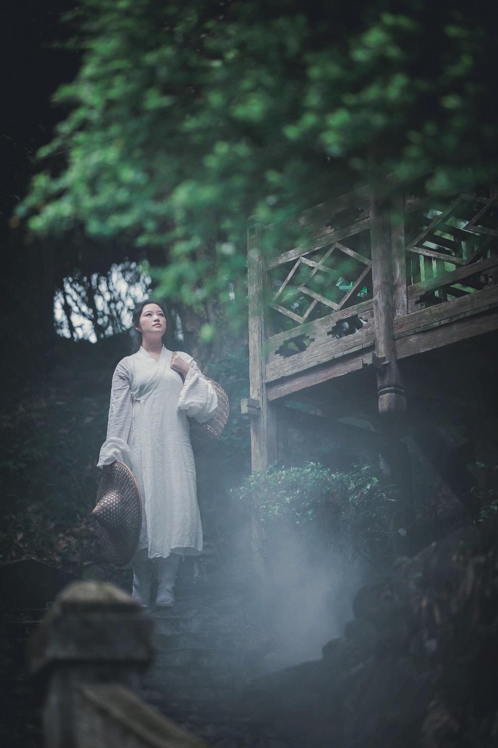 圆脸古装美女竹林森系古风图片