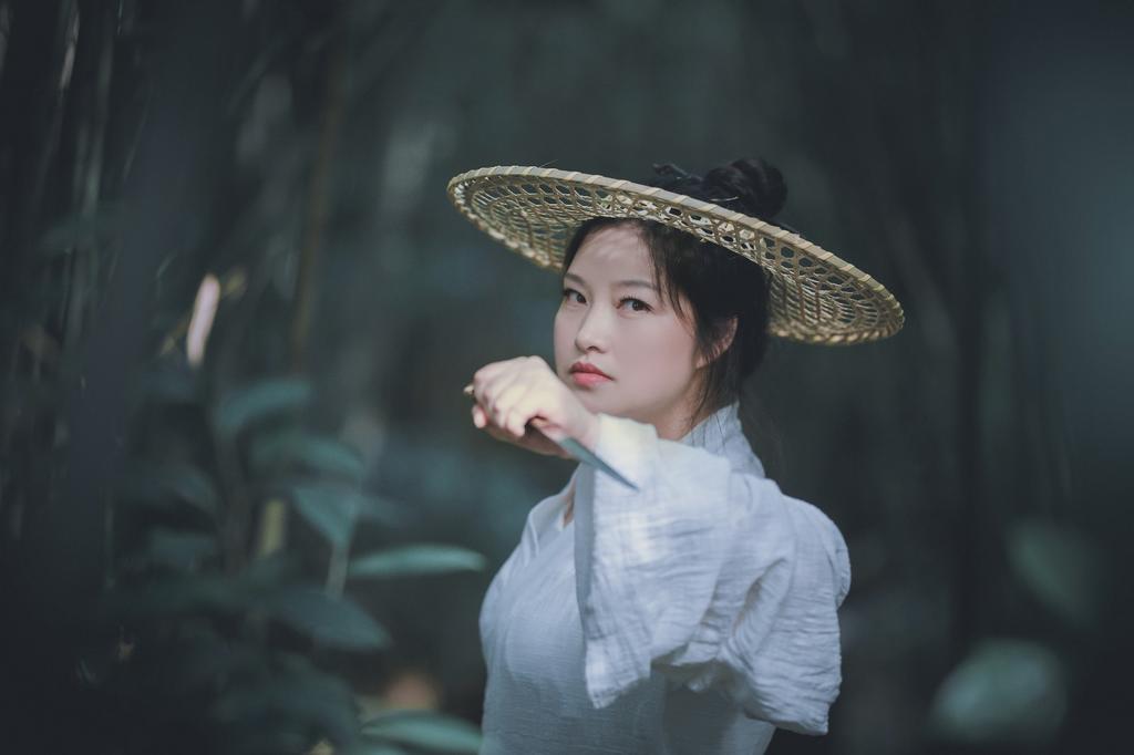 圆脸古装美女竹林森系古风图片