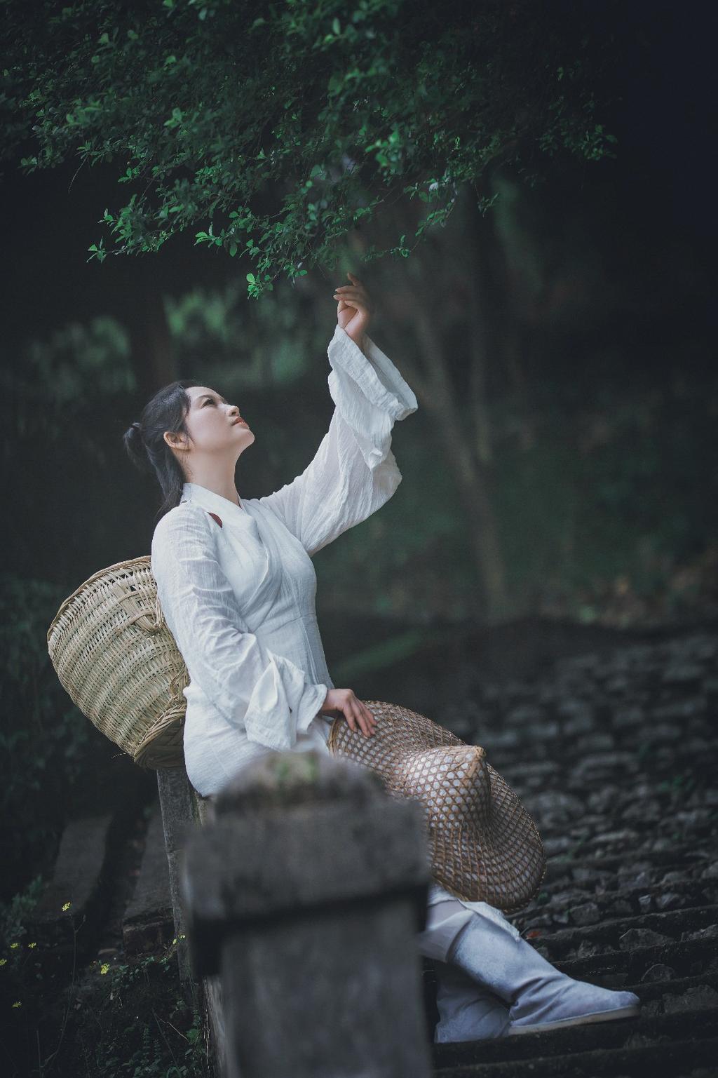 圆脸古装美女竹林森系古风图片