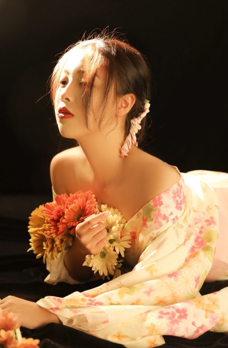 大胆和服美女香肩锁骨性感写真