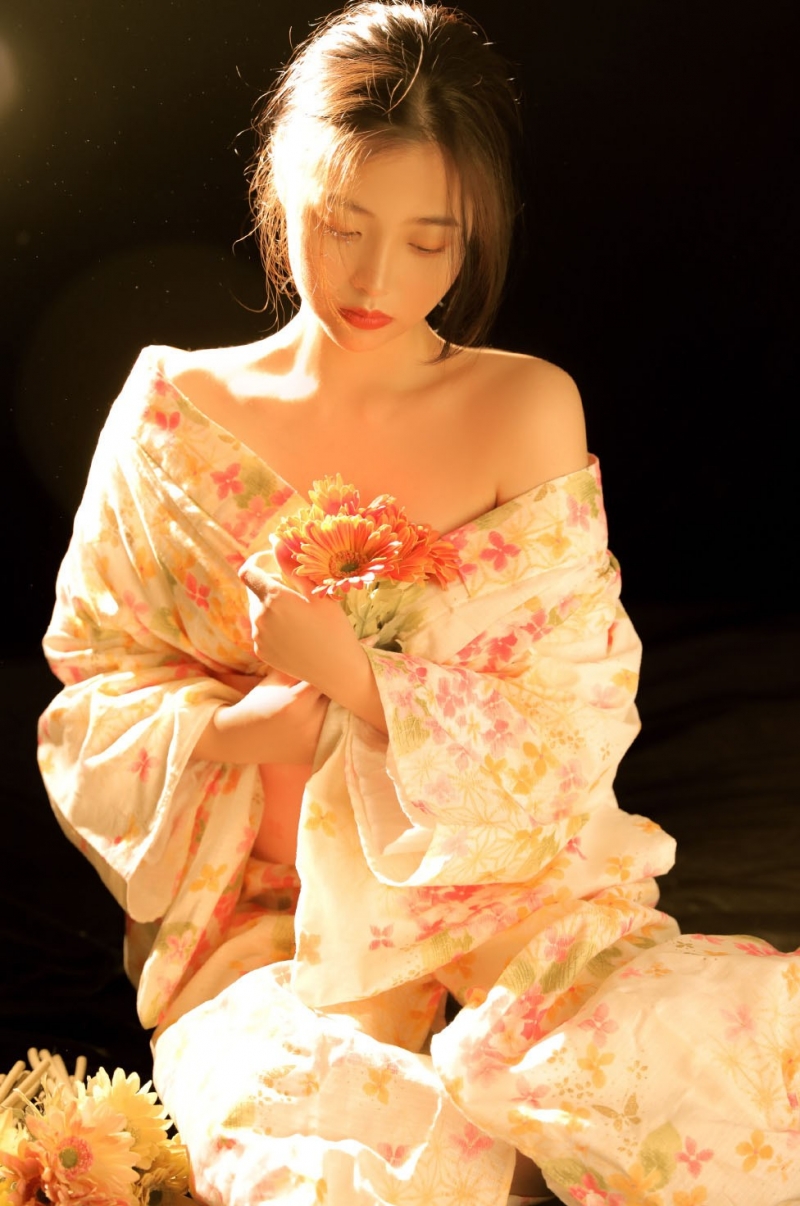 大胆和服美女香肩锁骨性感写真