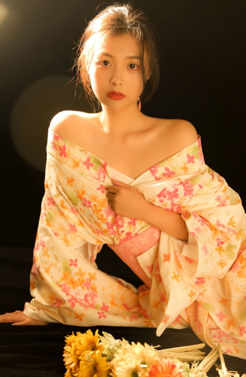 大胆和服美女香肩锁骨性感写真