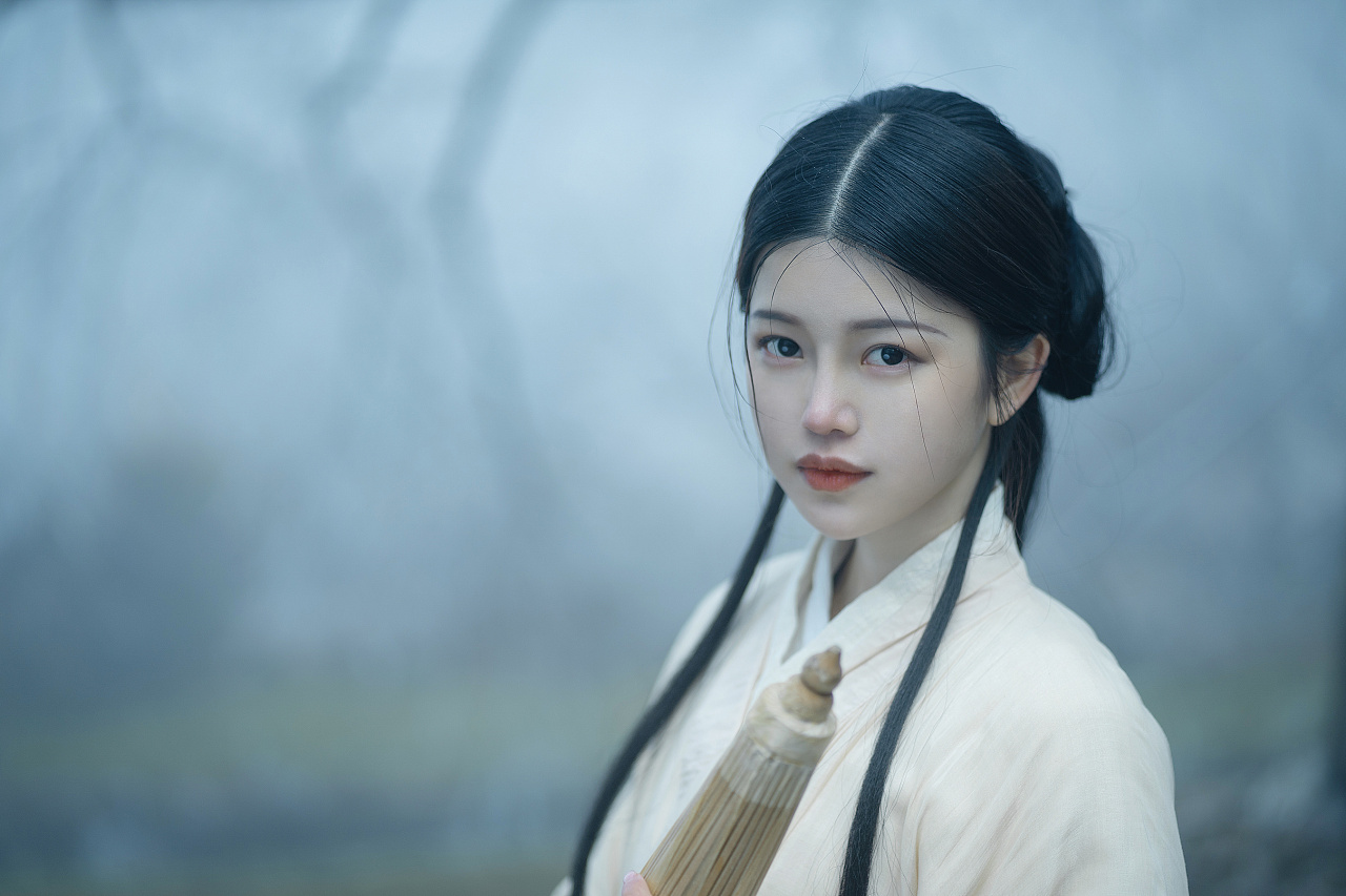 温柔汉服美女冬季唯美古风摄影图片