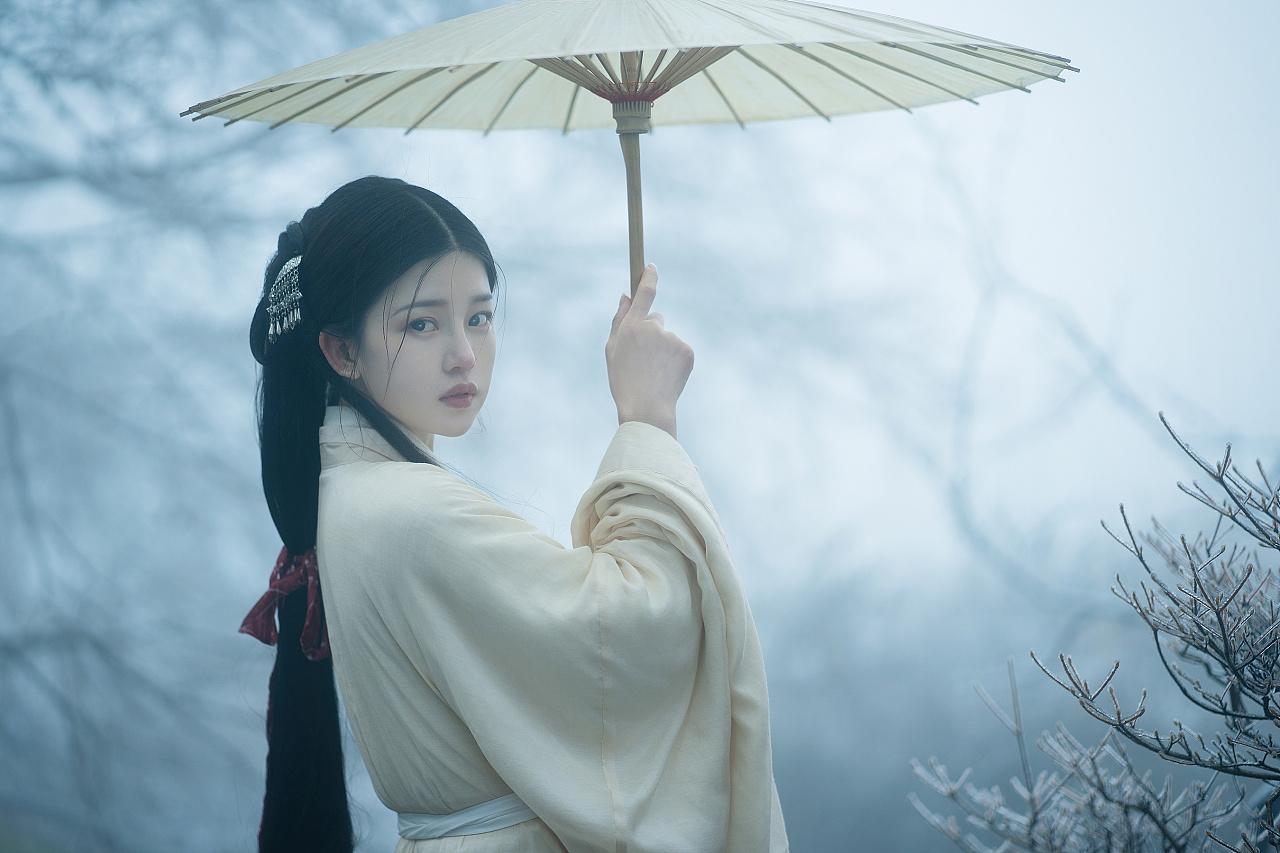 温柔汉服美女冬季唯美古风摄影图片