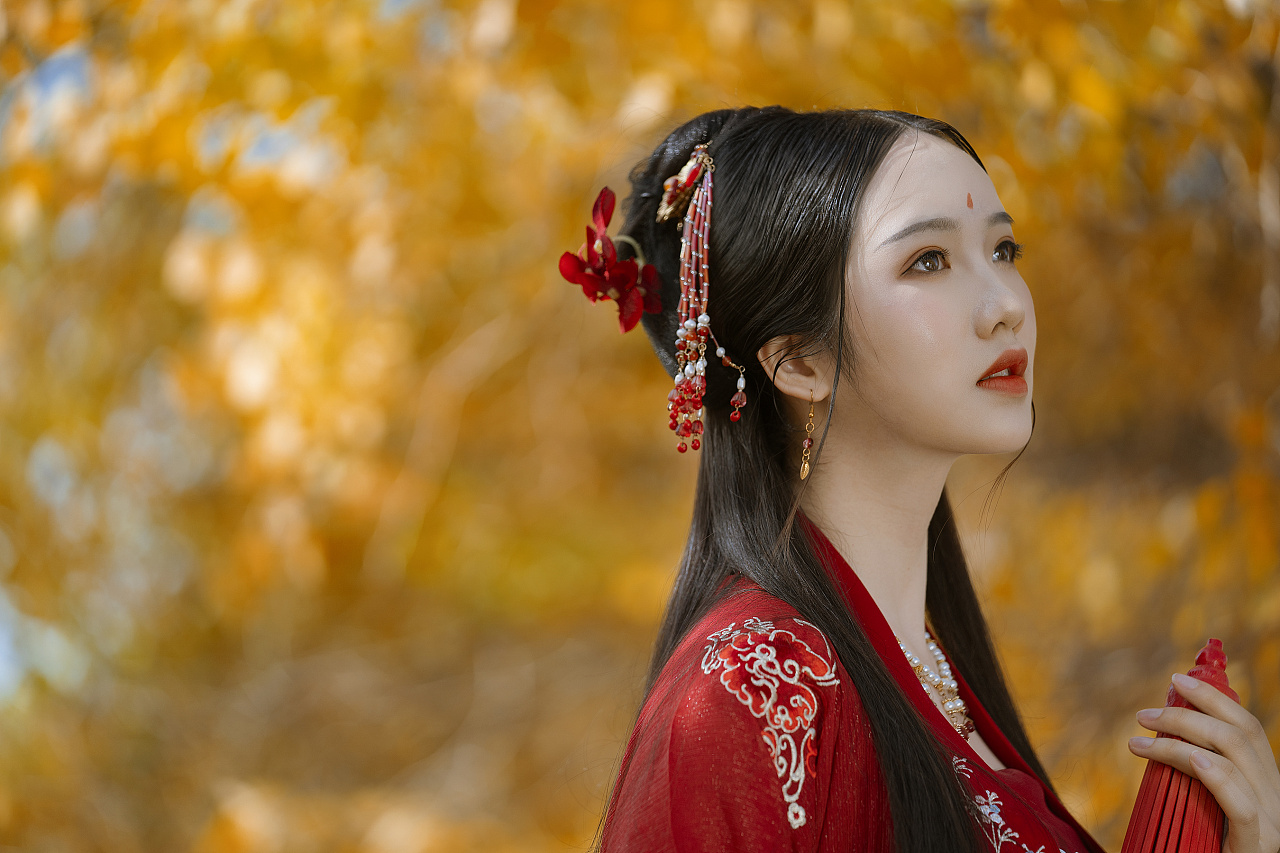 温柔端庄的漂亮美人唯美古风摄影图片