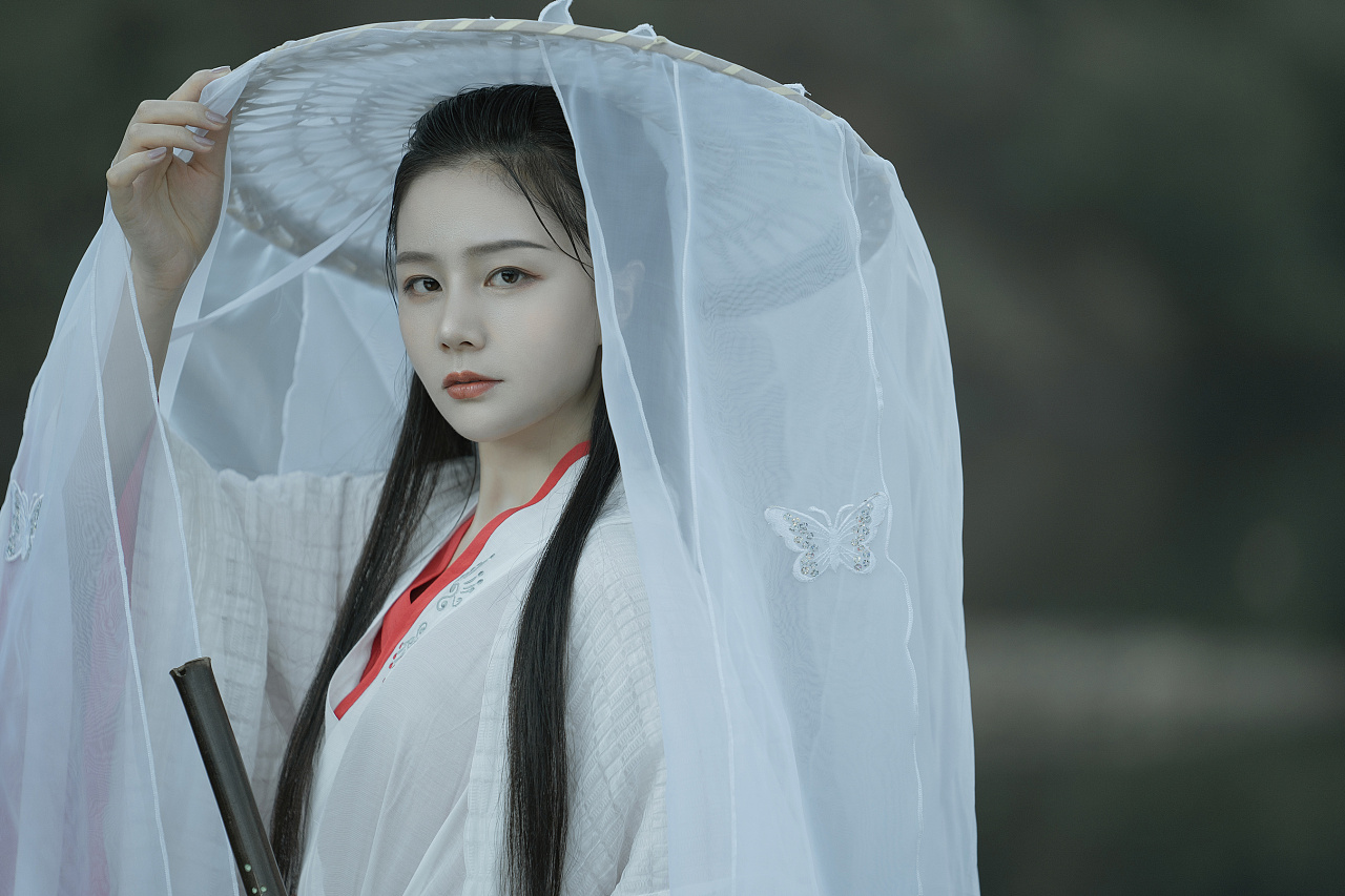 古风水墨画美女英姿飒爽汉服图片