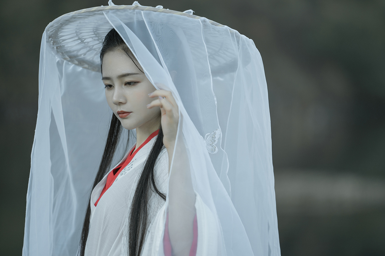 古风水墨画美女英姿飒爽汉服图片