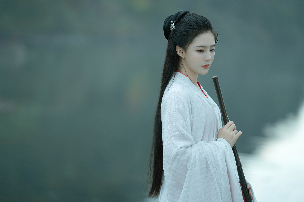 古风水墨画美女英姿飒爽汉服图片