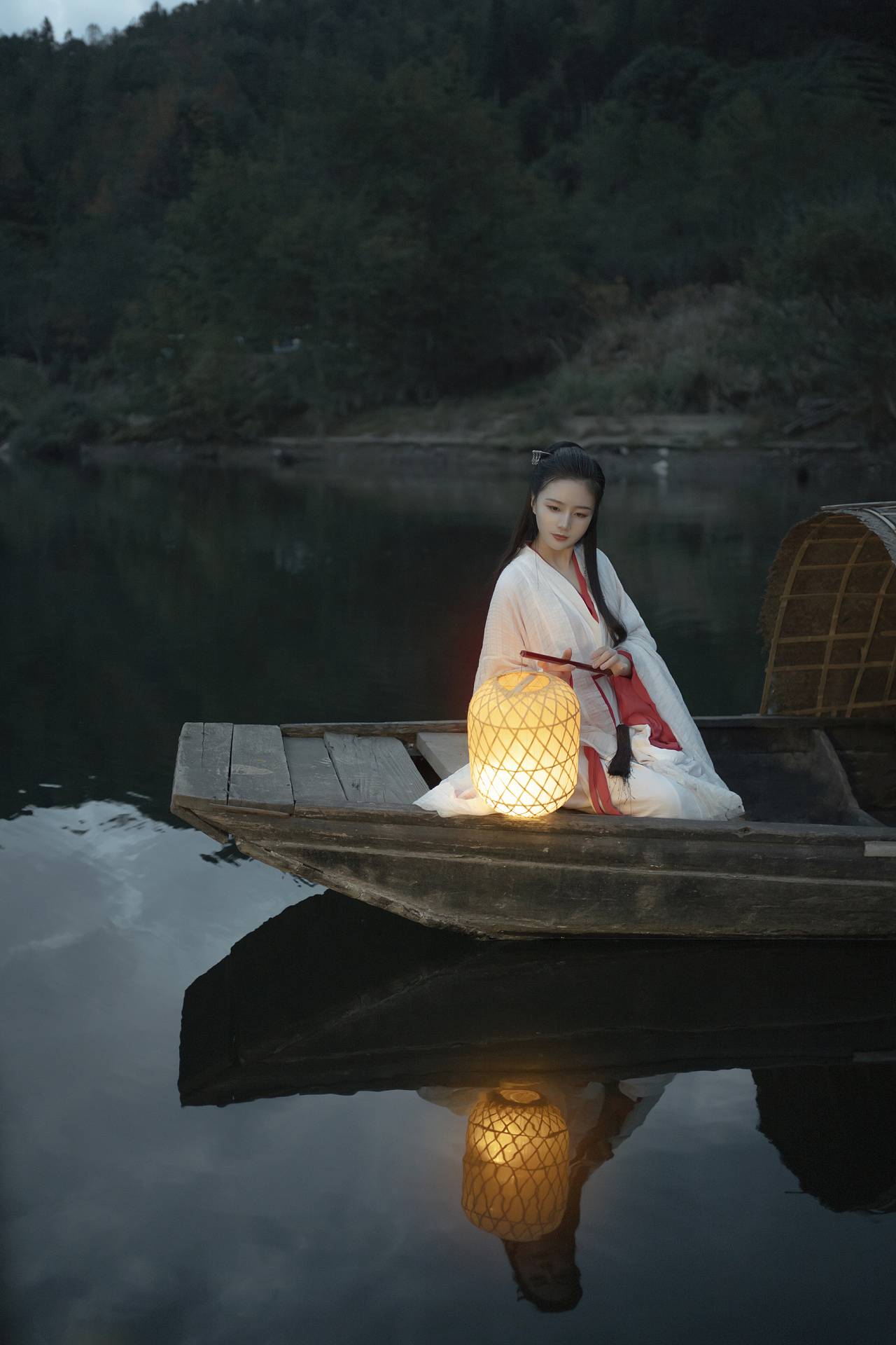 古风水墨画美女英姿飒爽汉服图片
