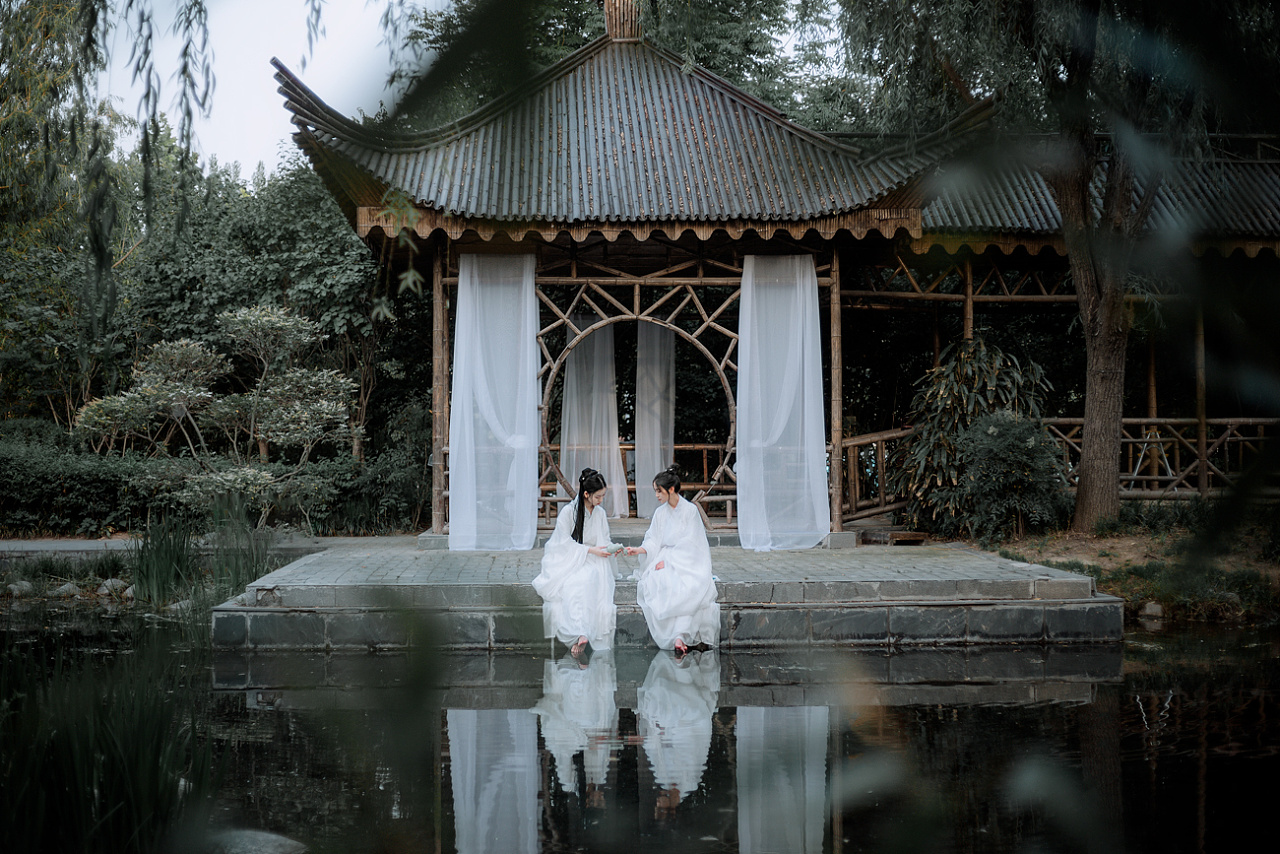 古装姐妹花湖边白色汉服好看的图片