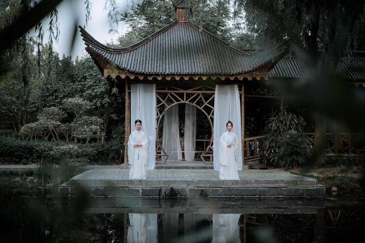 古装姐妹花湖边白色汉服好看的图片