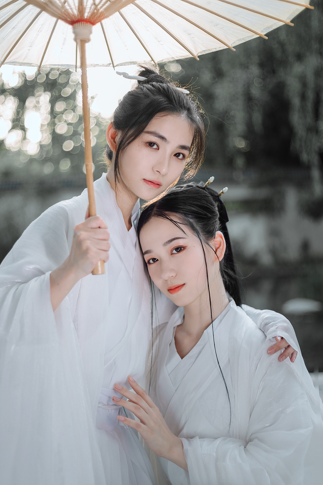 古装姐妹花湖边白色汉服好看的图片