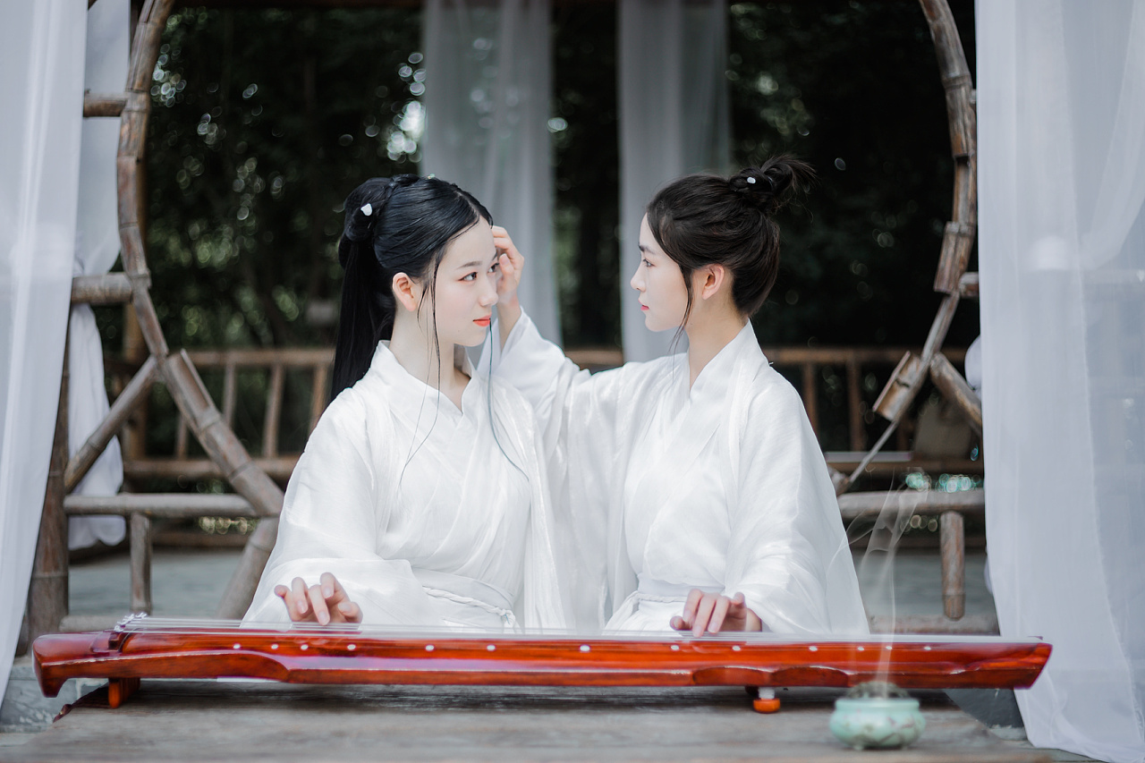 古装姐妹花湖边白色汉服好看的图片