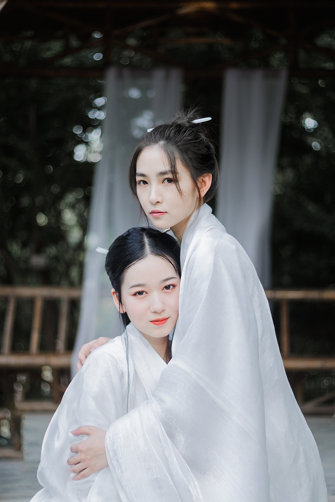 古装姐妹花湖边白色汉服好看的图片