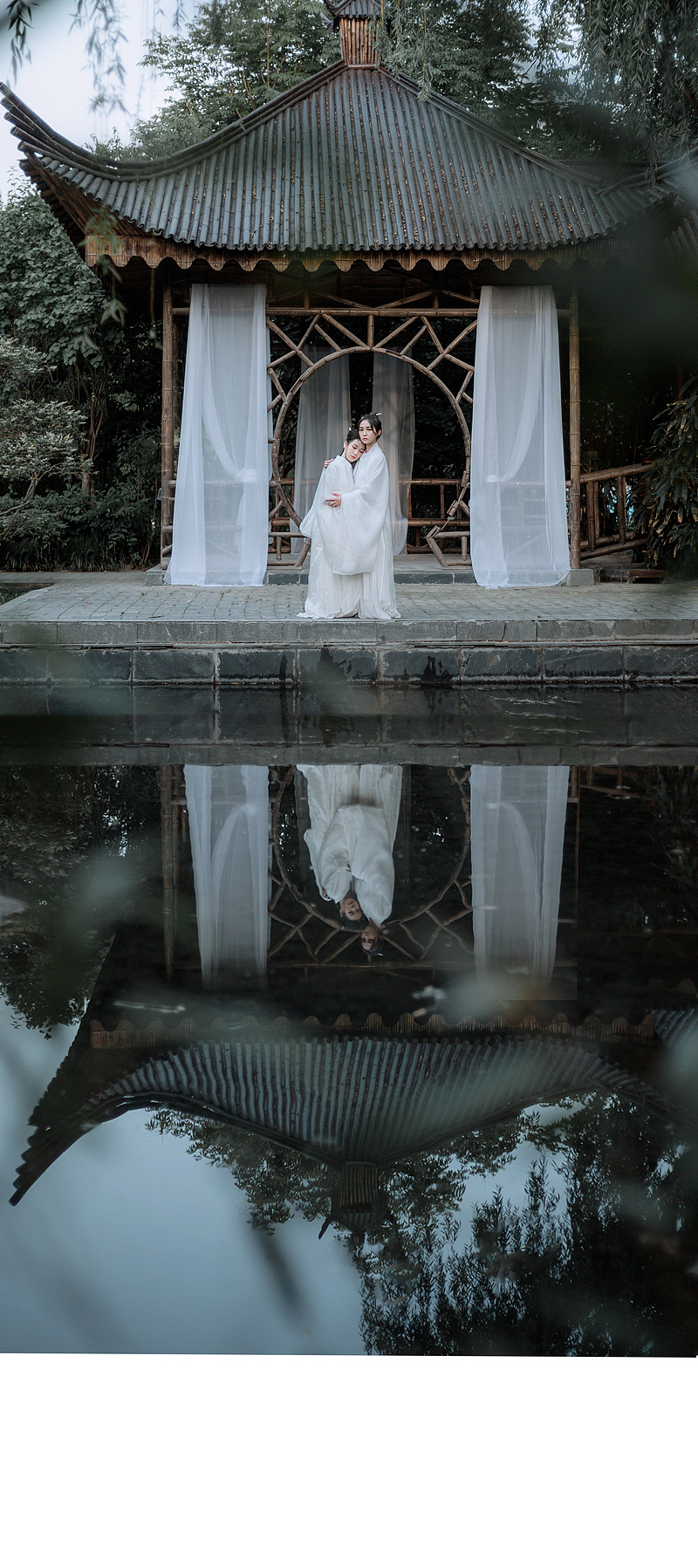 古装姐妹花湖边白色汉服好看的图片