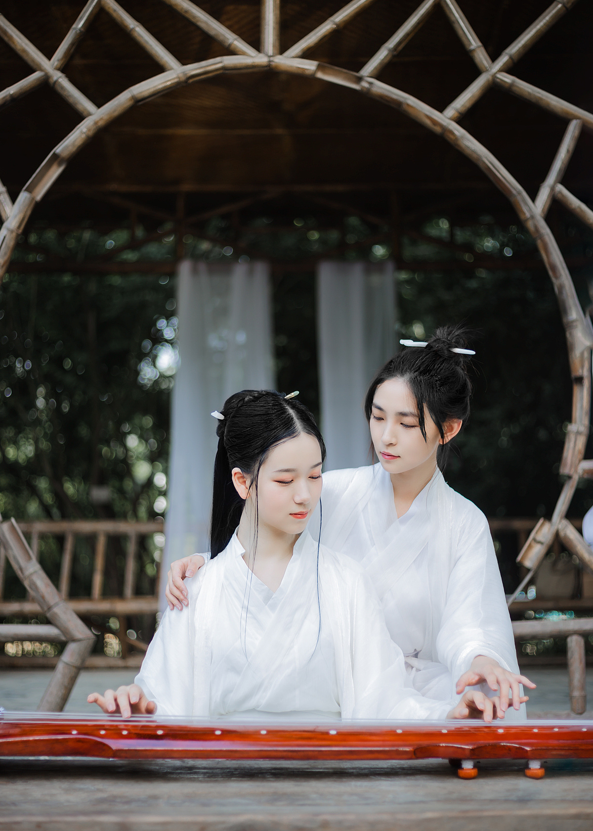 古装姐妹花湖边白色汉服好看的图片