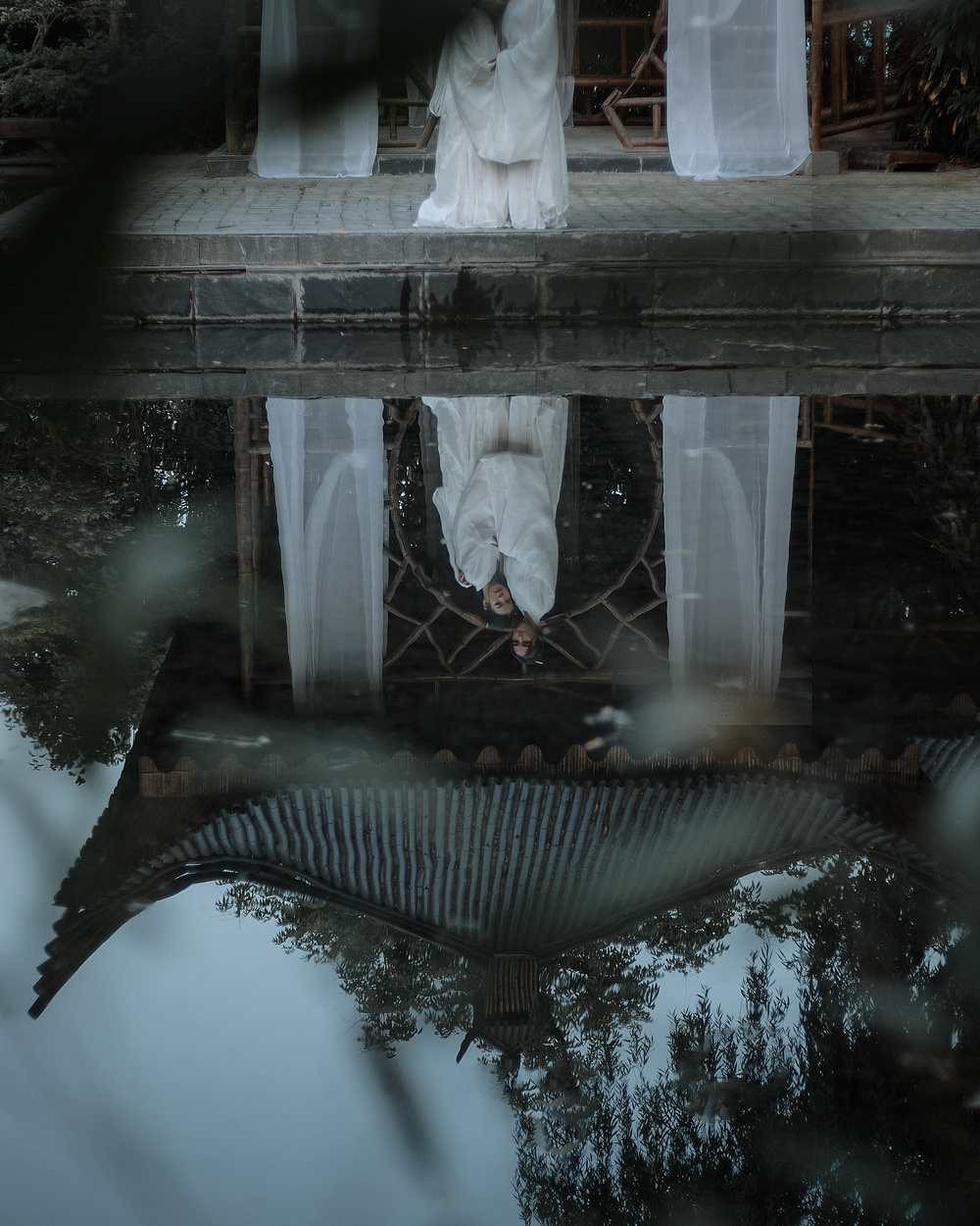 古装姐妹花湖边白色汉服好看的图片