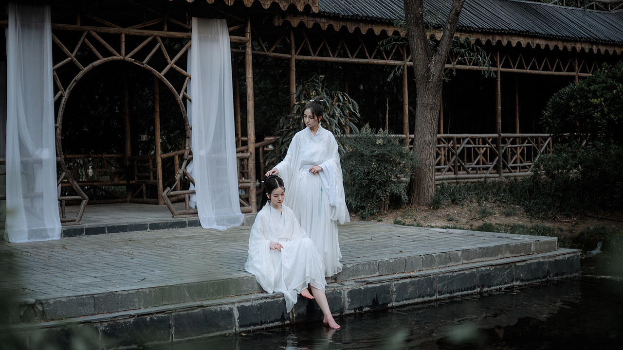 古装姐妹花湖边白色汉服好看的图片