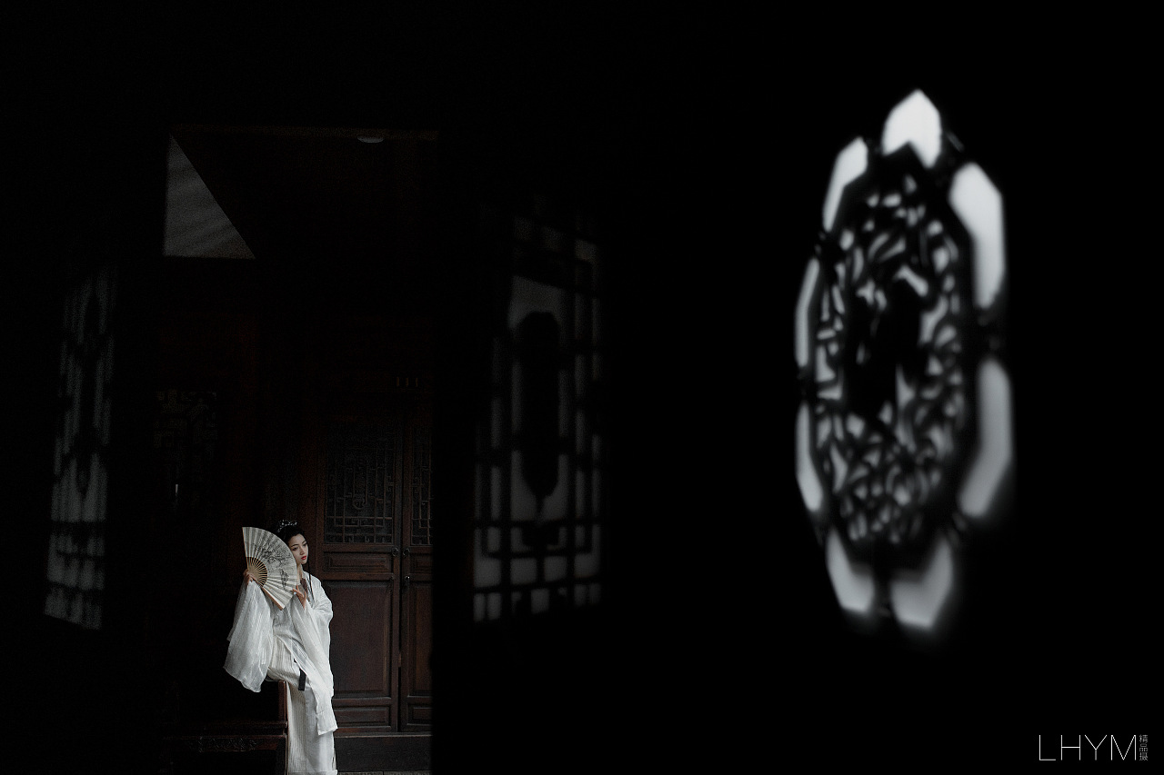 姿态优雅的古风美人养眼古装摄影