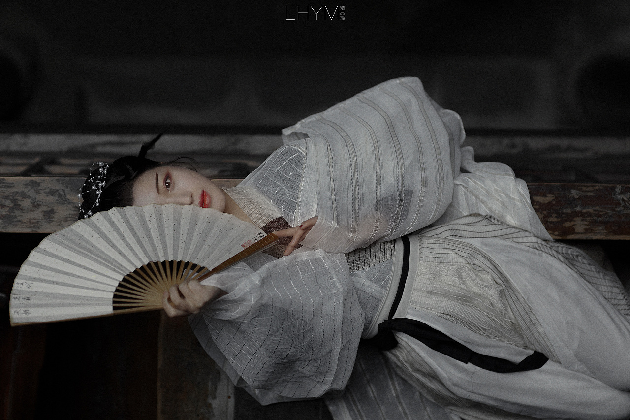 姿态优雅的古风美人养眼古装摄影