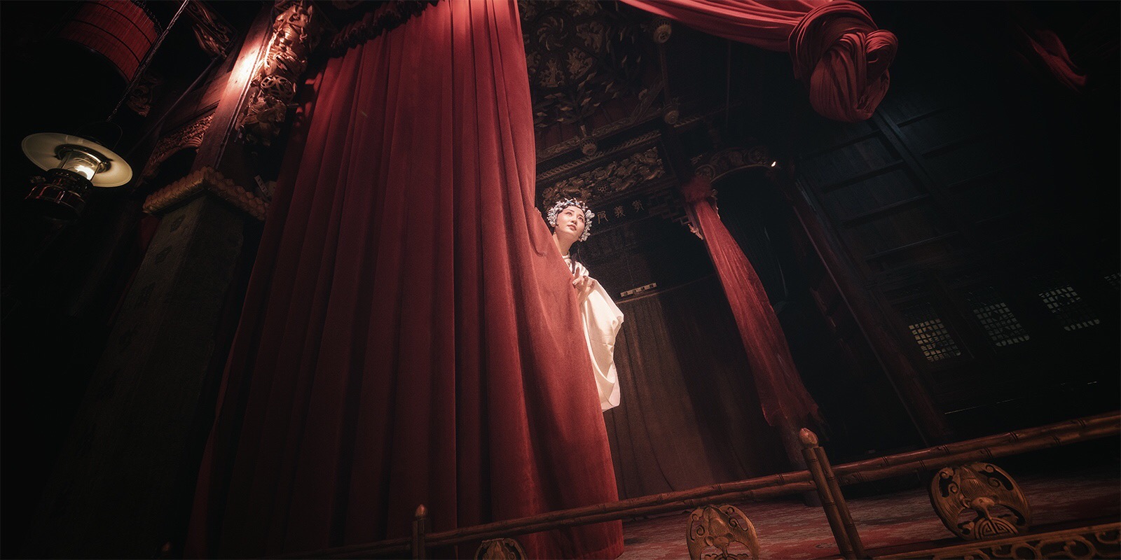 古装戏子举止优雅古风摄影图片