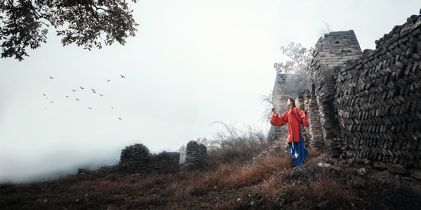 古装俏佳人在烟雨朦胧里拍摄唯美图片