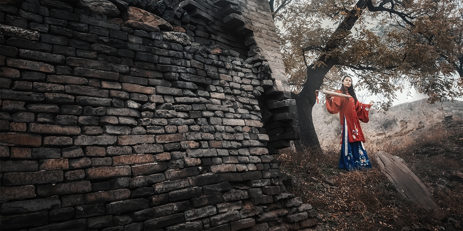 古装俏佳人在烟雨朦胧里拍摄唯美图片