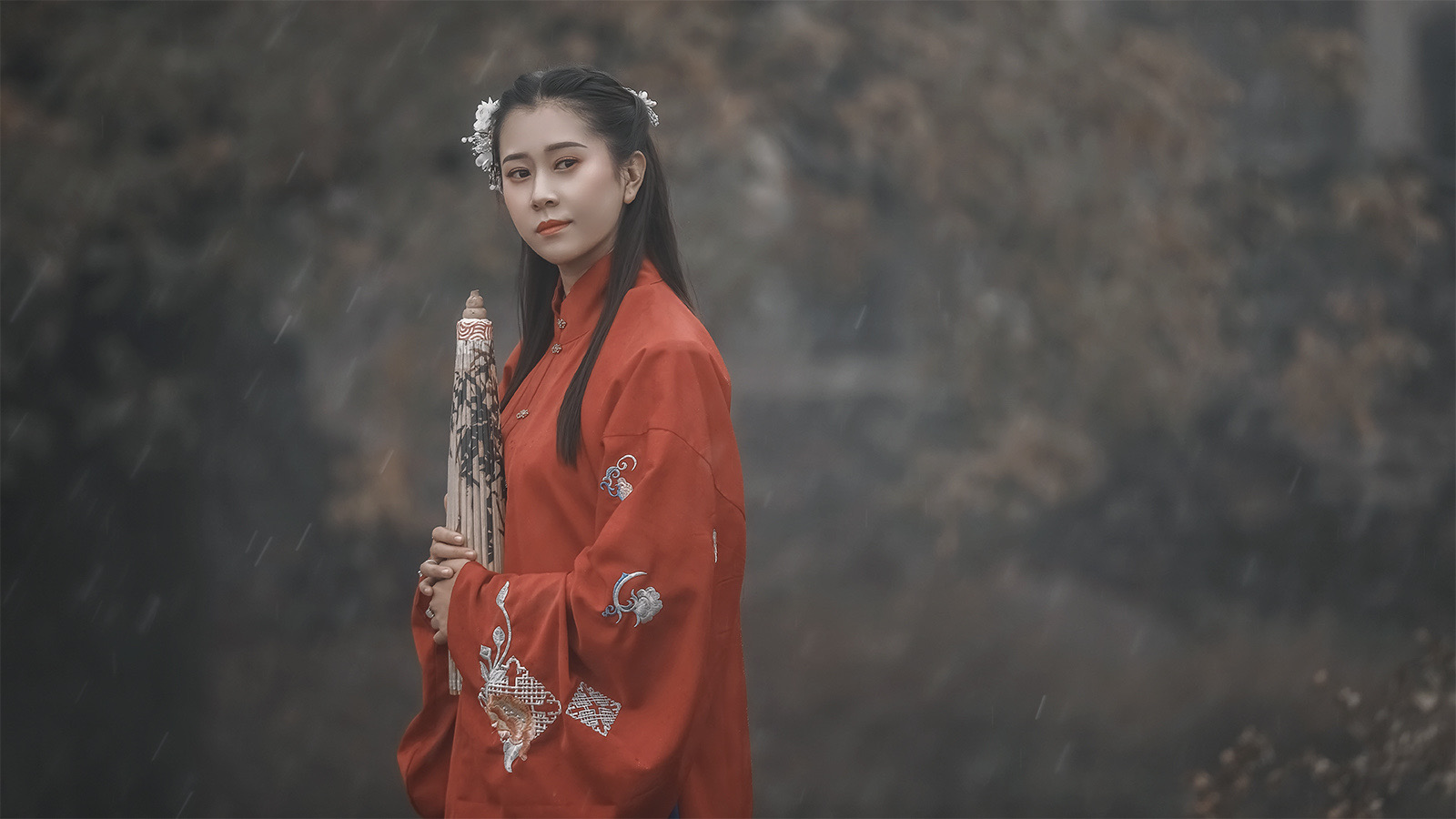 古装俏佳人在烟雨朦胧里拍摄唯美图片