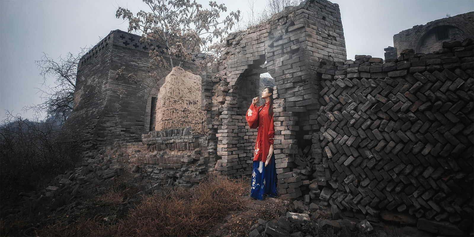 古装俏佳人在烟雨朦胧里拍摄唯美图片