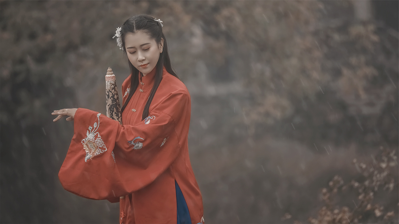 古装俏佳人在烟雨朦胧里拍摄唯美图片