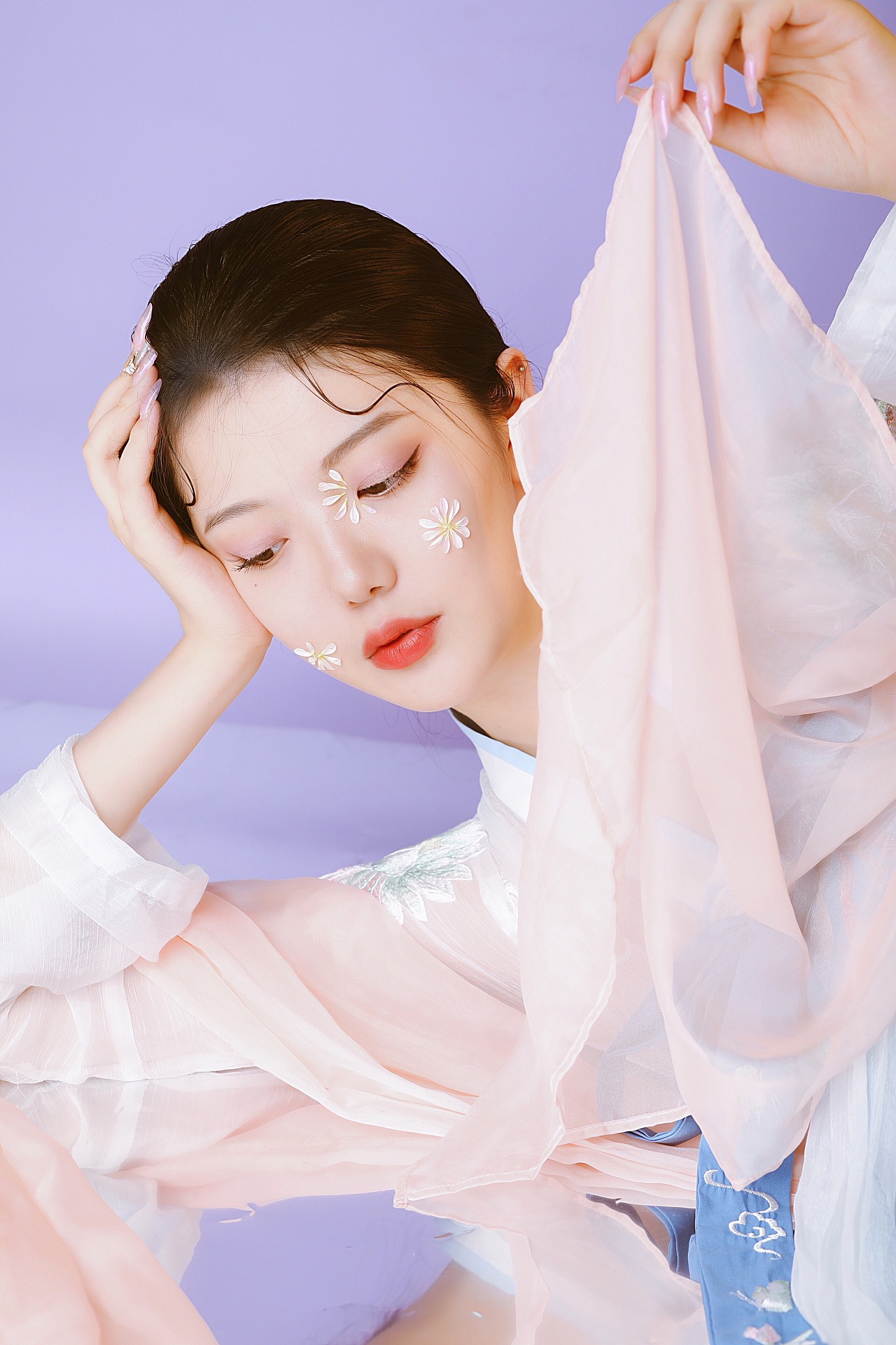 长得明媚动人的古装美人唯美写真