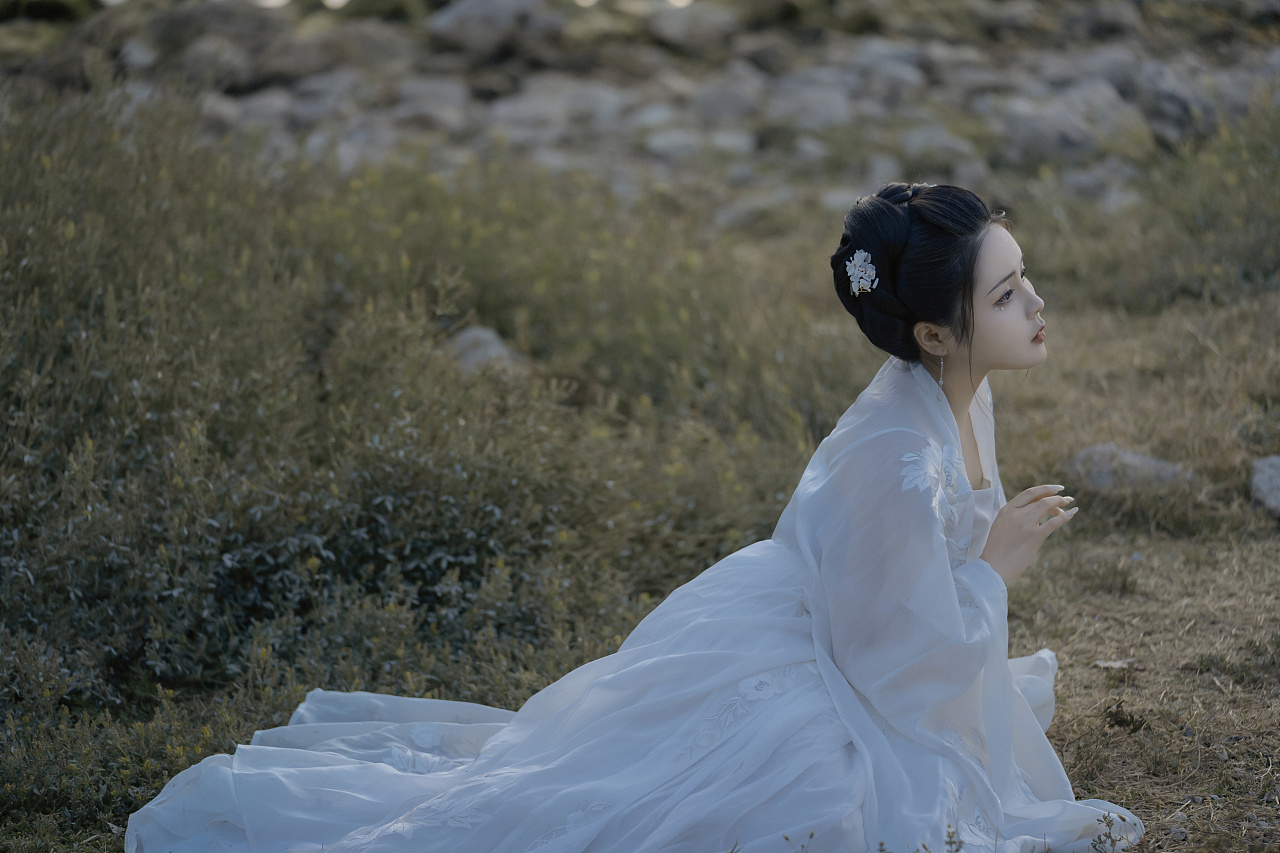 白衣古装女神气质淡然优雅写真