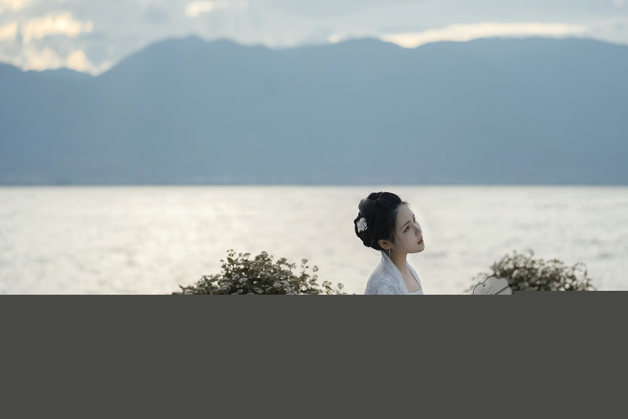 白衣古装女神气质淡然优雅写真