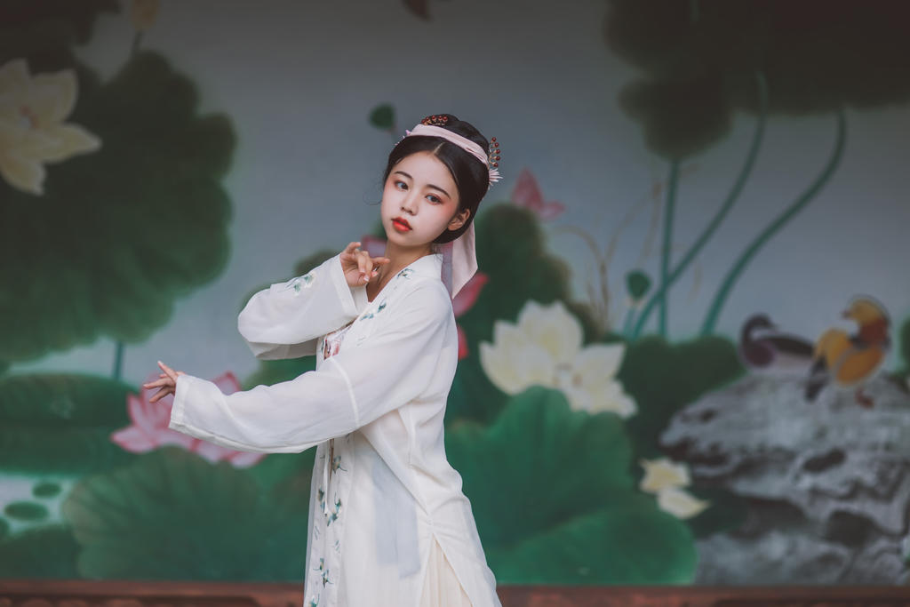 古风美人夏日荷塘古装摄影图片