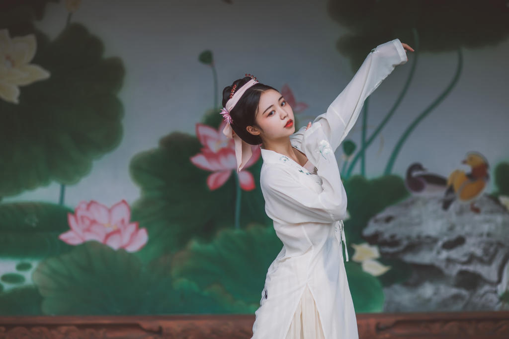 古风美人夏日荷塘古装摄影图片