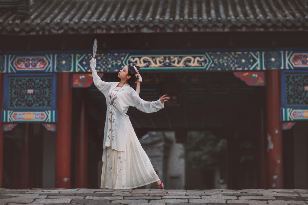 古风美人夏日荷塘古装摄影图片