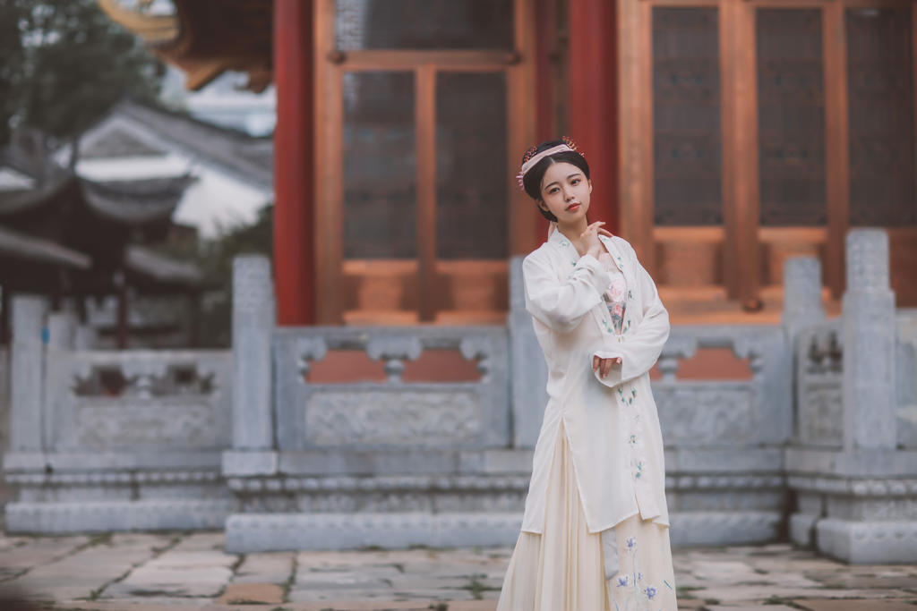 古风美人夏日荷塘古装摄影图片