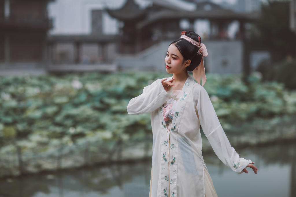 古风美人夏日荷塘古装摄影图片
