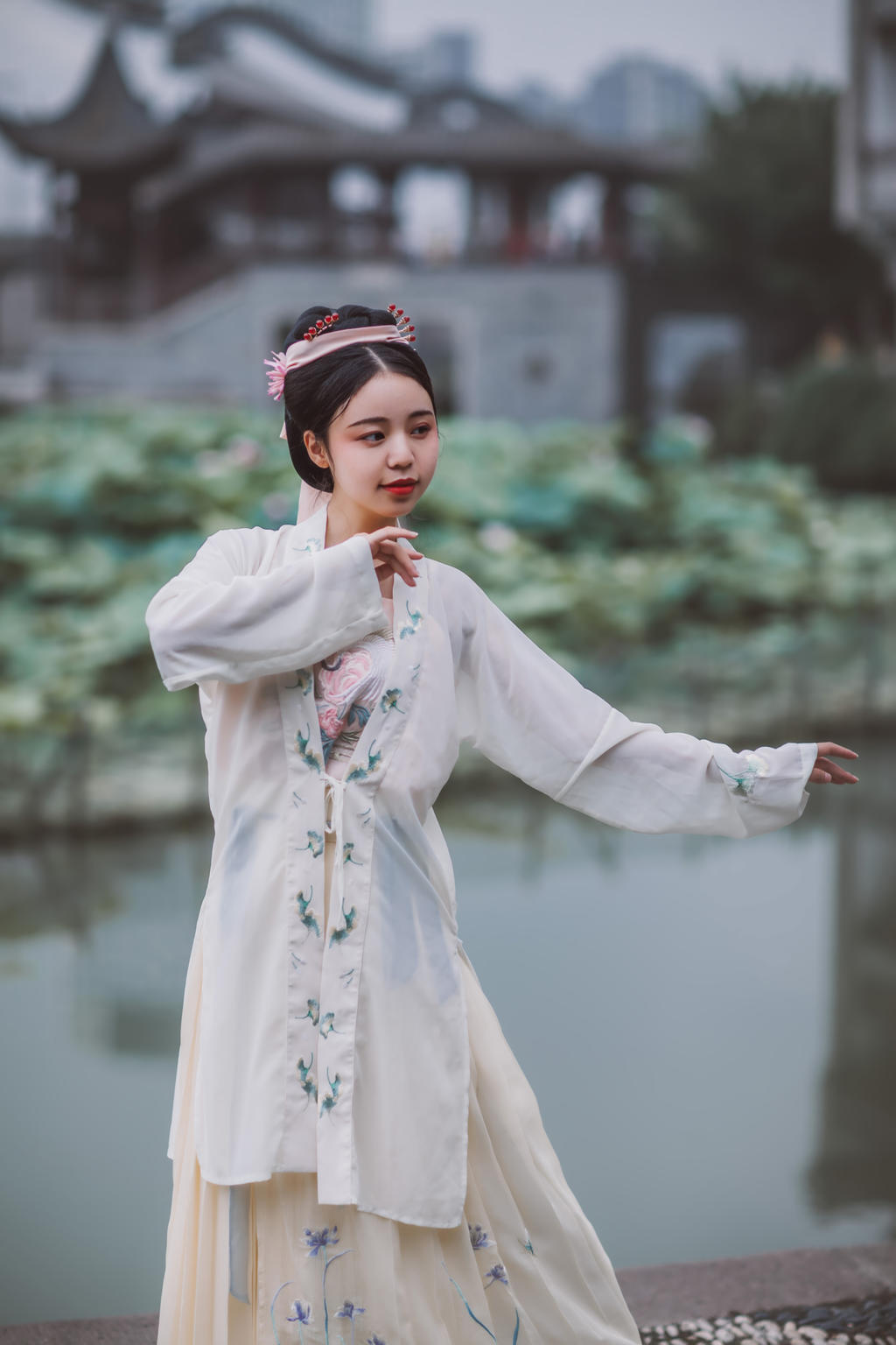 古风美人夏日荷塘古装摄影图片