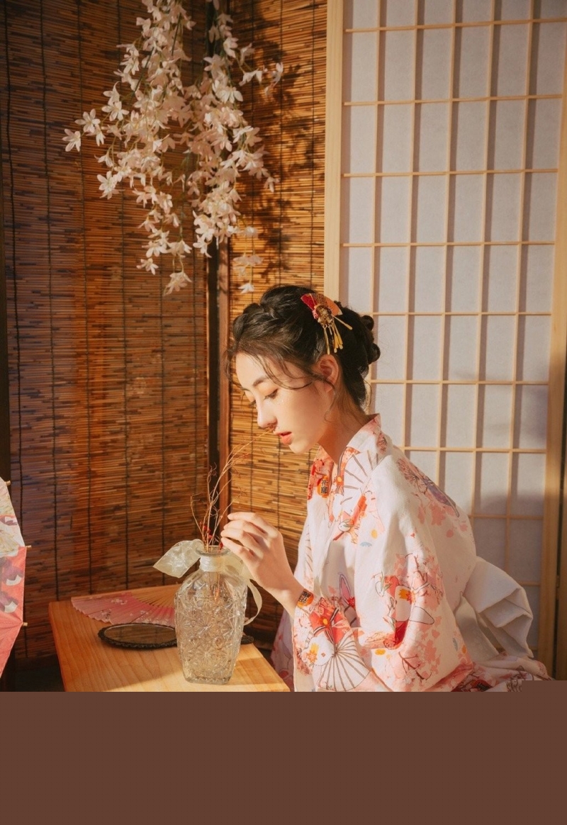 日系和服美女阳光下漂亮美女写真