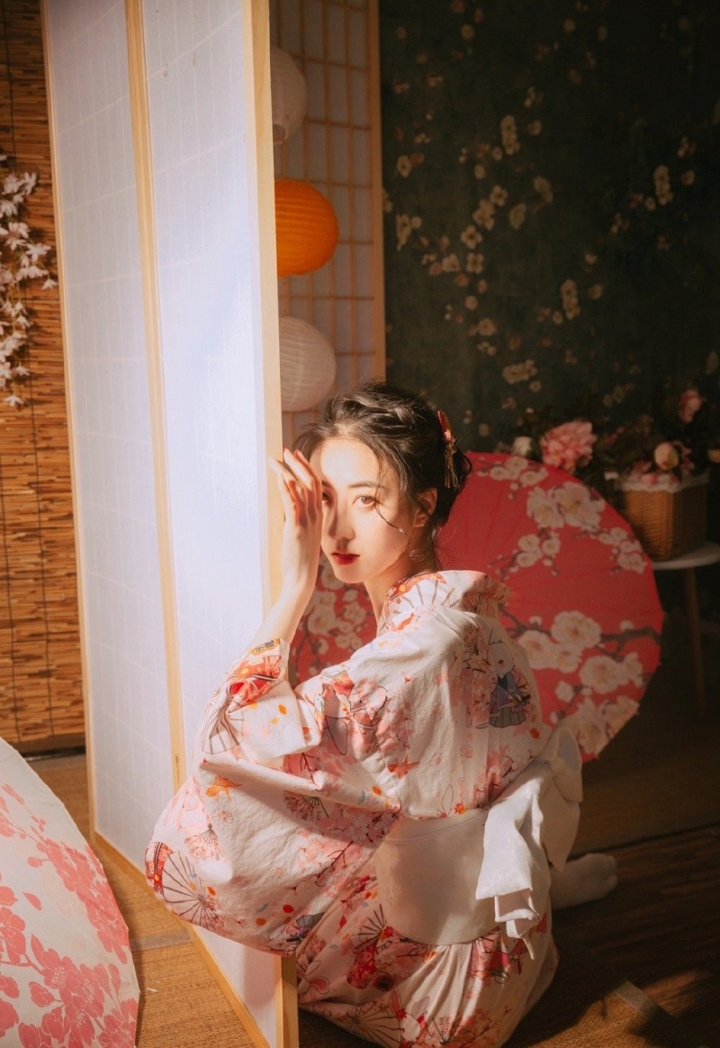 日系和服美女阳光下漂亮美女写真