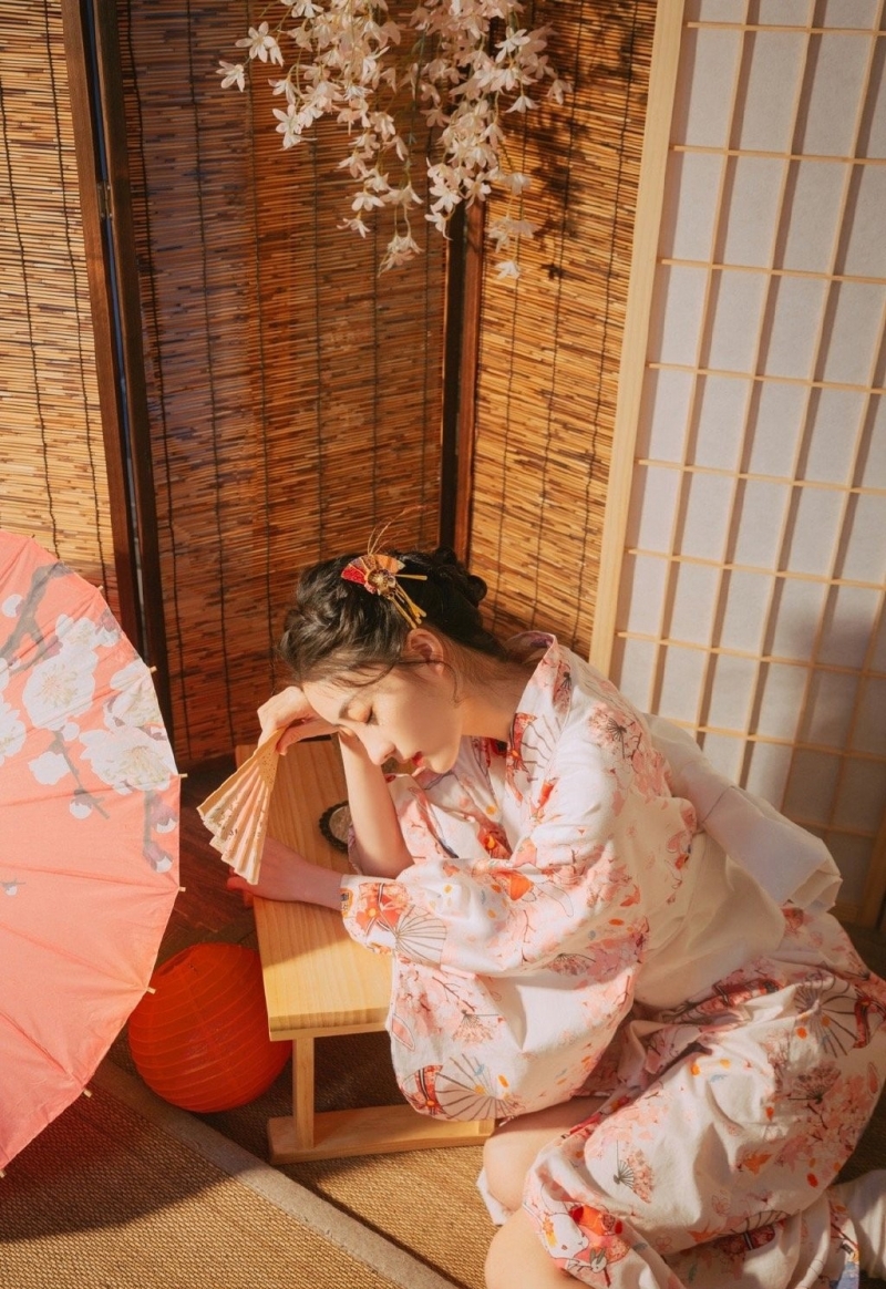 日系和服美女阳光下漂亮美女写真
