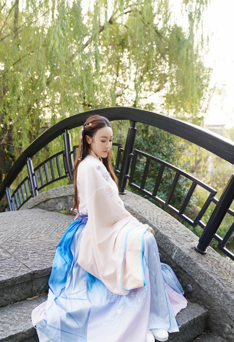 丰满古装美人飘逸古风摄影