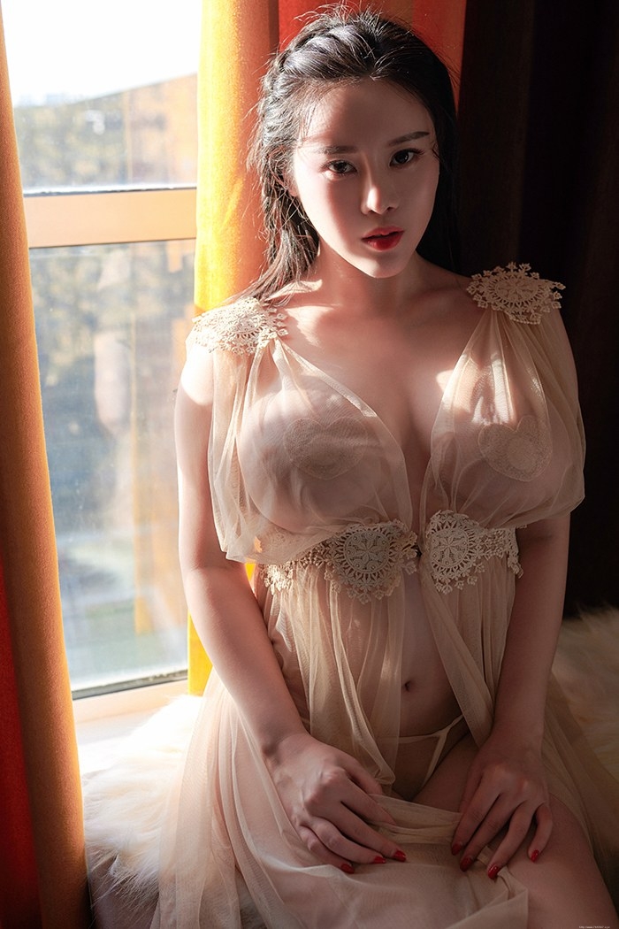 巨乳少妇情难自禁