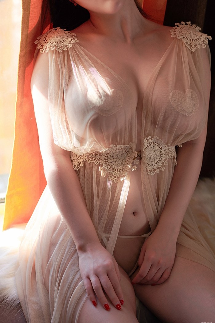 巨乳少妇情难自禁