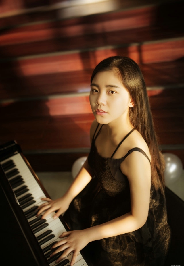 阳光下弹钢琴的女孩蕾丝礼裙专注认真