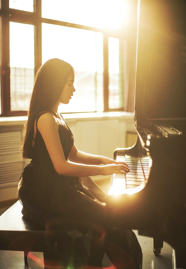 阳光下弹钢琴的女孩蕾丝礼裙专注认真